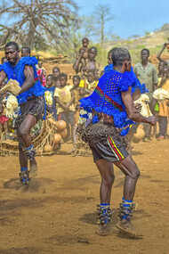 Burkina Faso – Danzatori durante il Festival delle Maschere di Foglie nella regione di Houndé 