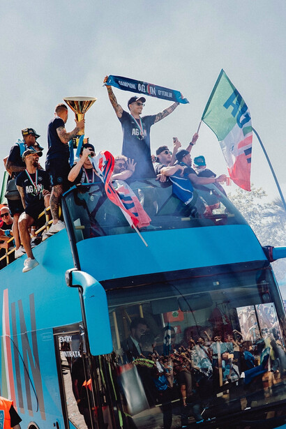 La squadra partenopea ha mostrato una straordinaria continuità tecnica e mentale, superando in classifica rivali storiche come Juventus, Inter e Milan con un gioco moderno e organizzato