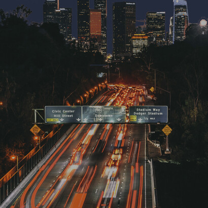 Eine Mobilitätsinfrastruktur, die diesen Namen verdient, ist nicht primär ein Fahrzeugpark, sondern ein orchestriertes Zugangssystem: verlässliche Taktung, klare Schnittstellen, robuste Wartung, transparente Zuständigkeiten, durchgängige Interoperabilität