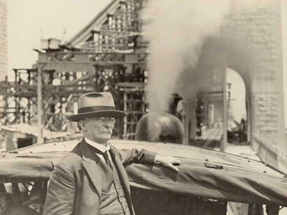 19 gennaio 1932: John Bradfield supervisiona il primo passaggio di un treno sul ponte