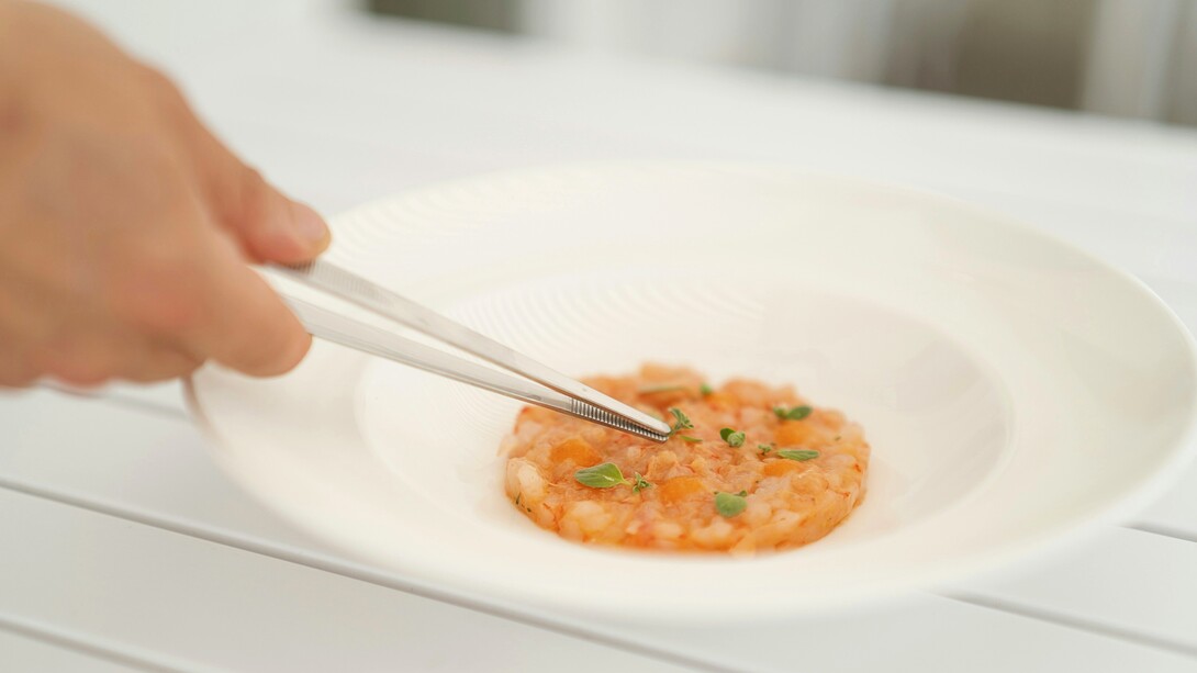 L’uso delle pinzette da cucina permette di posizionare ogni elemento con precisione millimetrica, trasformando il piatto in una composizione armoniosa