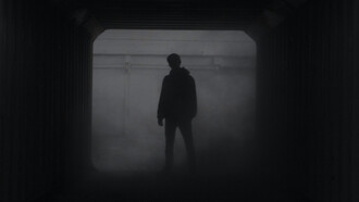 Sombra de un joven entre la neblina