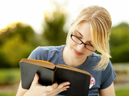 Una chica leyendo en el parque