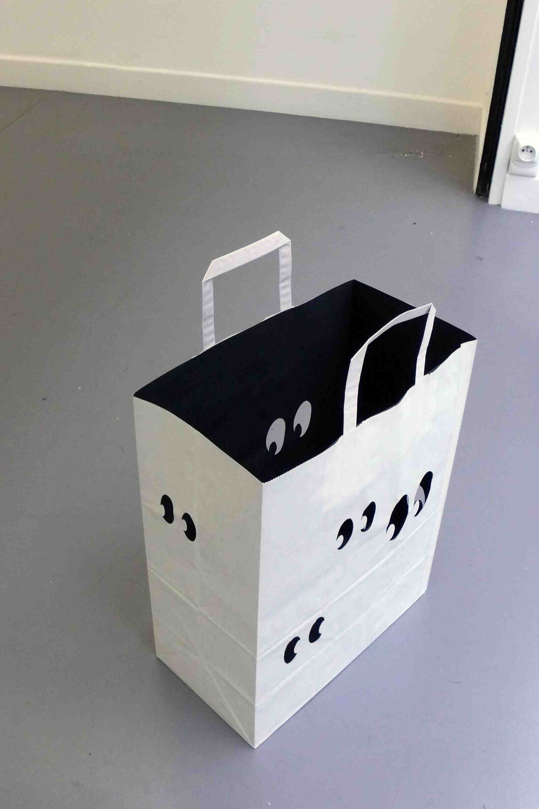 Axel Lieber, Silent Movie, 2012, paperbag, cardboard, 48,8 x 31,9 x 17,3 cm