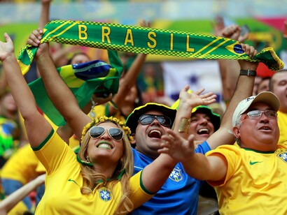 Torcedores no estádio Mané Garrincha, Brasil.