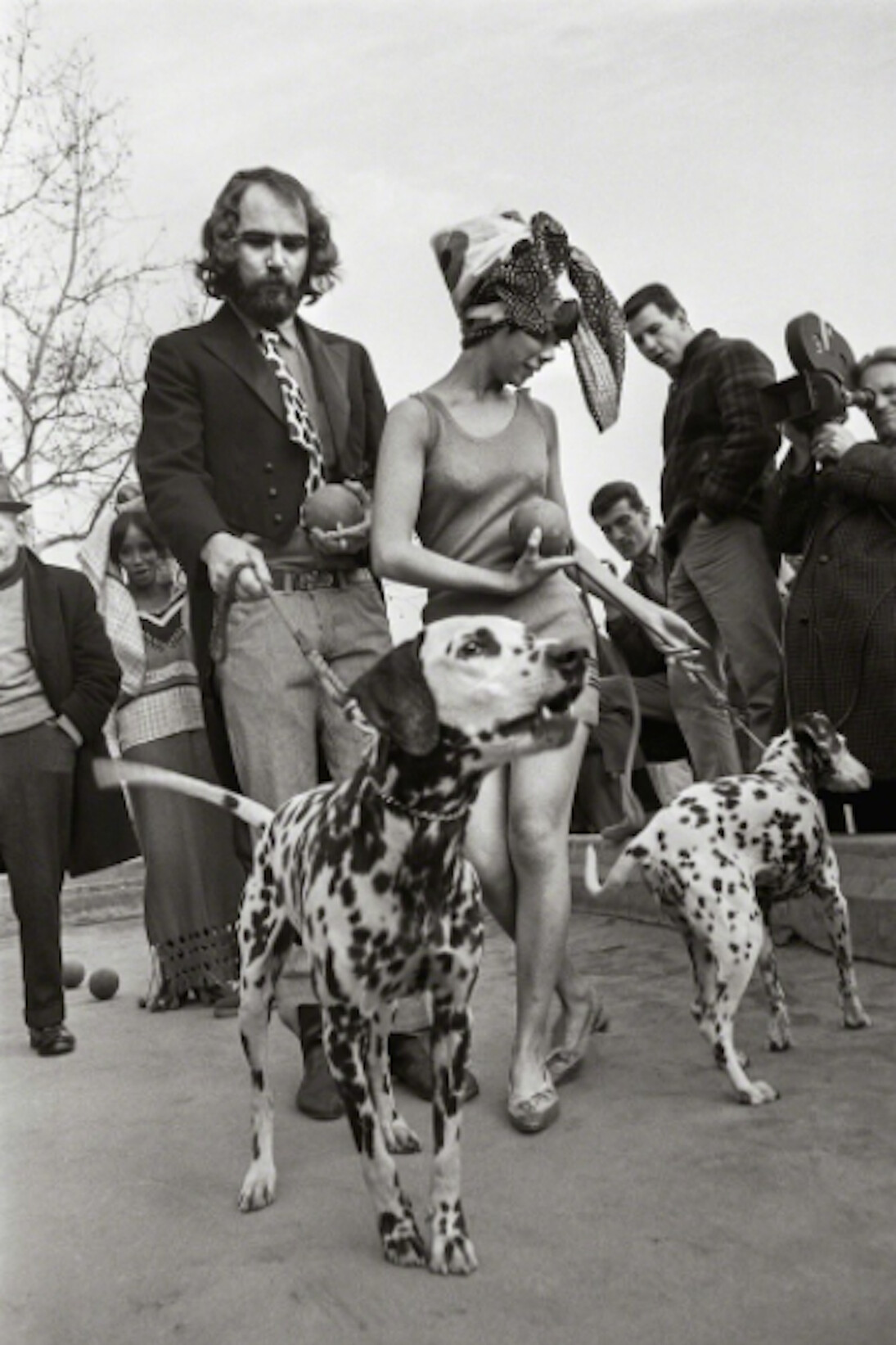 Larry Fink, Fashion Shoot, New York, 1966. Courtesy of Damiani