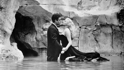Image tirée du film La Dolce Vita de Federico Fellini. Marcello Mastroianni et Anita Ekberg dans la fontaine de Trevi, à Rome