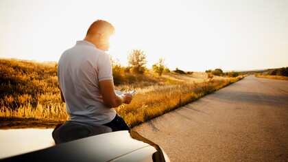 Con il sedere poggiato sul cofano dell’auto, pensa alla sera in cui Debora gli disse che si era innamorata di lui