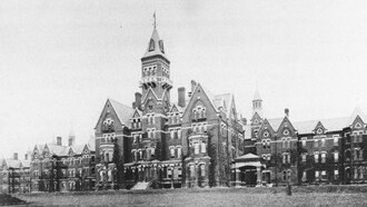 El complejo Kirkbride del Danvers State Hospital en Massachusetts, hacia 1893. Diseñado por el arquitecto de Boston Nathaniel Jeremiah Bradlee (1829-1888), el edificio fue un exponente del diseño institucional del siglo XIX, concebido bajo la premisa de que la arquitectura gótico-vitoriana y el entorno rural contribuían a la sanación mental