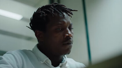 "Souleymane" esplora con intensità la lotta quotidiana per la sopravvivenza di un giovane immigrato, intrecciando poesia e crudezza 