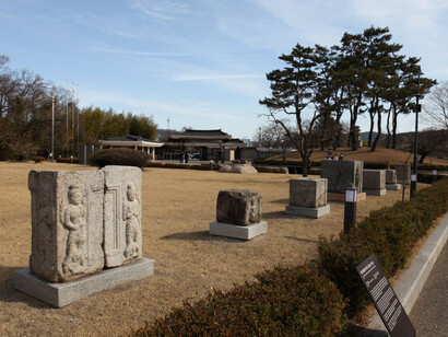 Outdoor exhibition, exhibition view. Courtesy of Gyeongju National Museum