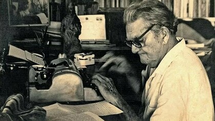 Luís da Câmara Cascudo. "Canto de muro" é, de fato, um “romance de costumes”, como o classifica, com humor, o subtítulo. Mas, um romance de costumes que se debruça no mundo dos animais, tendo como personagens insetos, aves, répteis, pequenos mamíferos moradores e visitantes de um quintal abandonado, o canto do muro velho, em Natal, onde árvores, trepadeiras, chão, ruínas e refugos guardam existências miúdas em constante sobressalto.  Afirma-se como romance que fixa elementos da fauna e da flora, uma geografia regional e explora ditos, sabenças e práticas do Nordeste brasileiro. Mesmo enriquecendo a singularidade do espaço, ao colocá-la na esteira da história dos homens e da chamada história natural e ao buscar vínculos com outras regiões do Brasil, privilegia sempre a tonalidade do folclore