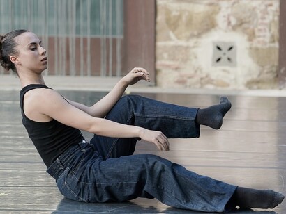 Rebecca Intermite in “Rebecca” di Roberto Tedesco, produzione Nutida-Stazione Utopia. “Saper chiedere aiuto_ spiega il coreografo_ è un atto di coraggio” Ⓒ Giampaolo Becherini