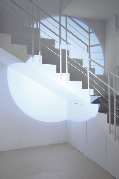 Michel Verjux, Contre-plongée traversante, à l’escalier (source au sol), 2015 Projector. Courtesy A arte Invernizzi, Milan. Photo by Bruno Bani