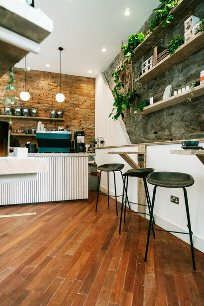 Sillas vacías en un café esperando que lleguen nuevos clientes