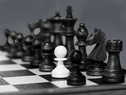 Pero el ajedrez es un juego, es decir un universo lógicamente artificial y predefinido: pocas reglas, muchas combinaciones