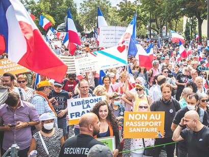 Manifestación en contra del pasaporte sanitario y las políticas a consecuencia de la pandemia en Paris, Francia