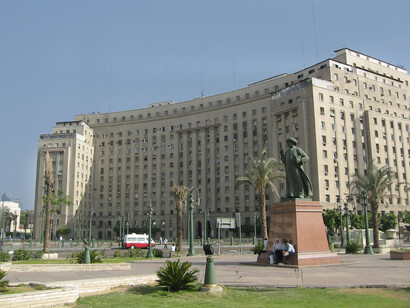 Egitto, Il Cairo: Piazza Tahrir, Mogamma building e la statua di Umar Makram, vicino alla moschea omonima