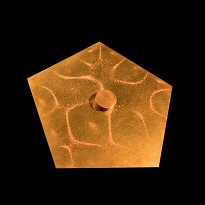 Le figure di Chladni sono disegni geometrici che si formano su una superficie vibrante cosparsa di sabbia