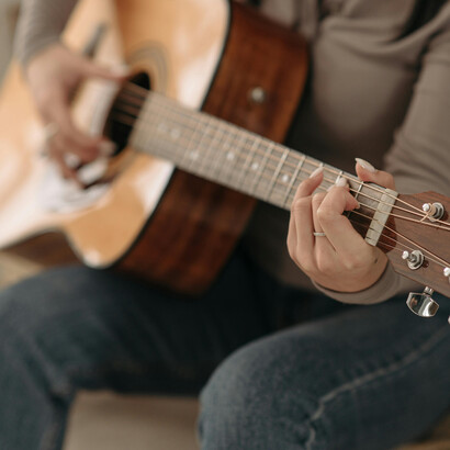 Dylan’s acoustic guitar is functional, rhythmic, and deliberately unflashy. It’s there to drive the song, not show off