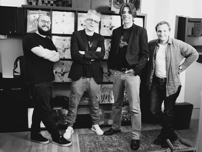 Ujig abita il confine tra composizione e caos, dove la precisione ritmica incontra l’urgenza dell’istinto