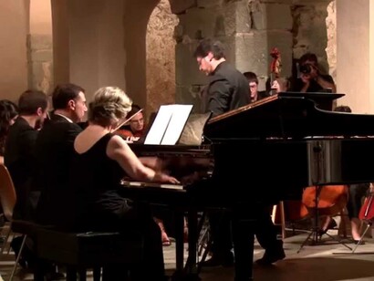 Carles & Sofia interpretando una pieza junto a otros músicos