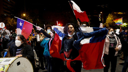 Ciudadanos chilenos festejan el resultado del plebiscito en las calles de Santiago