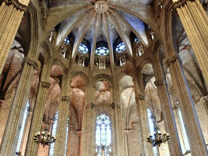 Naves de piedra y sombras: la atmósfera catedralicia que recuerda a la vulnerabilidad de la era moderna. Catedral de Barcelona, Cataluña, España