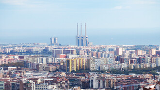 La central térmica del Besòs vista desde el parque del Guinardó, Barcelona, España