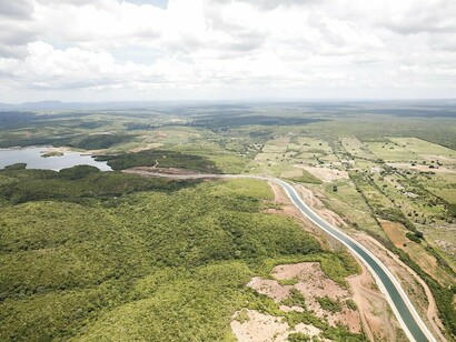 O canal de transposição se estende pelo território em meio a áreas verdes e núcleos urbanos. A integração das águas do São Francisco amplia as possibilidades de abastecimento, mas também evidencia a dimensão das intervenções realizadas sobre a bacia