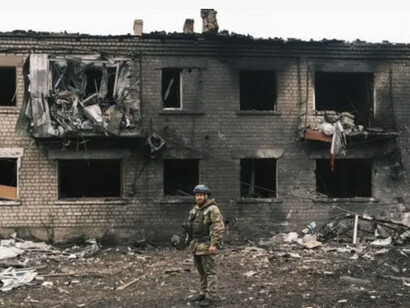 Un militar ucraniano inspecciona un edificio destruido en Vovchansk, una ciudad destruida en Chuhuiv Raion, Óblast de Kharkiv, al noreste de Ucrania