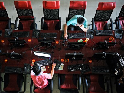 Jovens chineses navegando na web