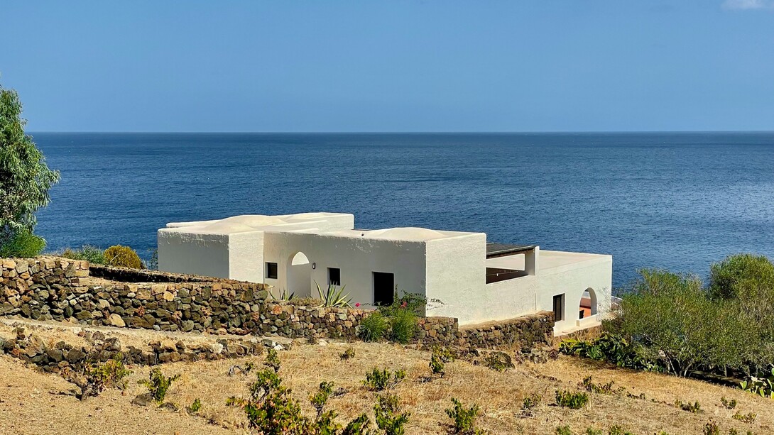 Così, mentre Samantha dorme, esco in giardino e, scalzo, sento il contatto spinoso e pungente dei sassolini e del terriccio e dell'erbetta bagnata della casa con il secondo piano da costruire ormai quasi completato