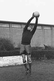 Il portiere Lev Yashin durante un allenamento per la partita contro il Feyenoord, 1960