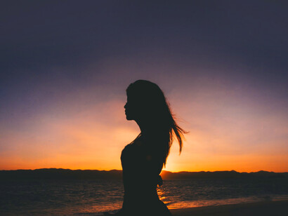 Con el mar de fondo, dedos cálidos sobre su piel morena