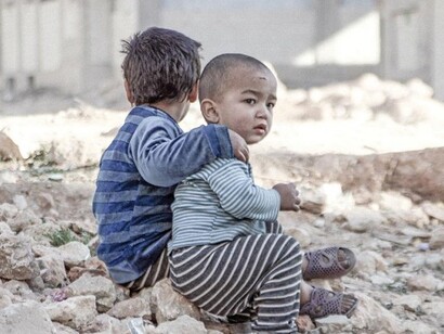 Lasciate ogni speranza: dos niños en Siria contemplan el escenario dantesco de su ciudad después de las bombas