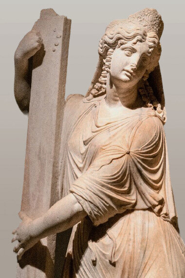         A obra de Voegelin desafia o materialismo marxista ao focar na ordem cosmológica e no impacto dos mitos ancestrais na história