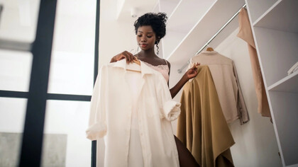 Mujer seleccionando ropa. Empezar el día bajo la premisa de que existen múltiples alternativas dentro de las cuales podemos elegir puede resultar muy beneficioso si se desea vivir la vida con una mayor sensación de plenitud