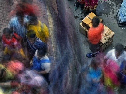 Fluxo de trabalhadores em estação de trem. É nos períodos de campanha eleitoral que assistimos ao expoente máximo do populismo, os programas eleitorais, os carros alegóricos com equipamentos sofisticados de imagem e som, as visitas aos lugares mais esquecidos, a roupa utilizada e o discurso político, são nada mais nada menos que meros instrumentos de persuasão de votos, o que faz com que no Brasil, o candidato que mais sorri ou tenha a gravata mais engomada, seja eleito

