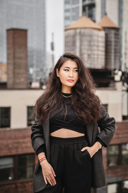 Mulher oriental veste roupa de cor preta Estudos revelam os impactos da cromoterapia como uma abordagem terapêutica promissora baseada no poder das cores
