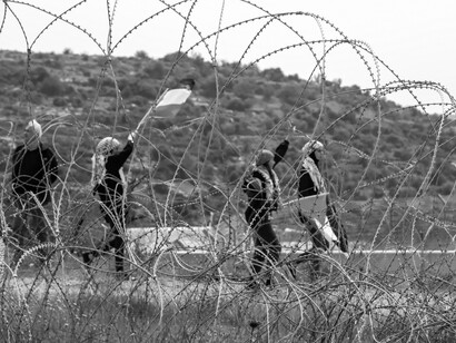 Bambini e anziani, i più vulnerabili, pagano il prezzo più alto di un isolamento imposto che priva un intero popolo dei bisogni essenziali