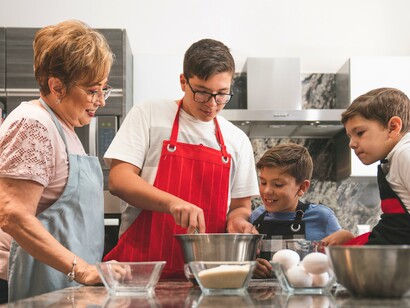 Hoje têm a internet que praticamente ensina tudo