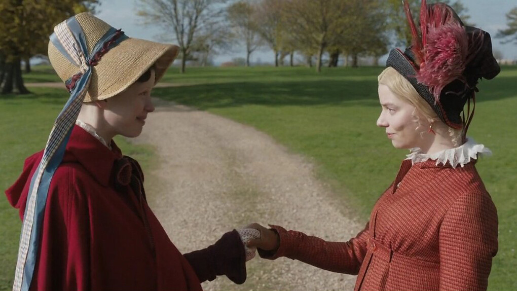 Mia Goth como Harriet Smith y Anya Taylor-Joy como Emma Woodhouse en el filme «Emma»