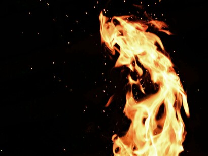 Fogueira. Ao longe já se via as muralhas de pedras rosadas do castelo no Porto, onde Alice nasceu quase um século à frente de Aisha, a cigana matriarca da Tribo Real, avó de Omar, pai de Alice. Aisha não chegou a ver a menina nascer, entretanto, com sangue cigano, a menina traz para a vida memórias vividas e saudades latentes do porvir. Entre aspirações magnéticas e devaneios espirituais, faz-se a comunicação entre seus corações e consciências brilhantes, desde sempre


