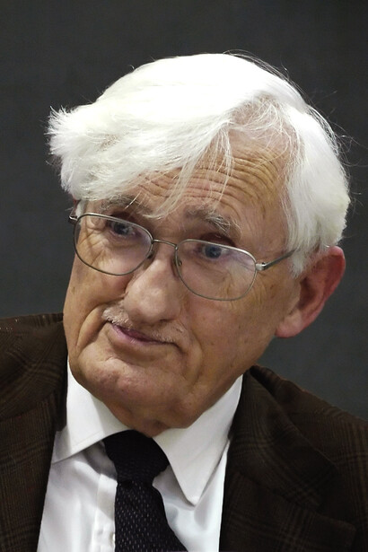 En Jürgen Habermas se configura la figura de un pensador que transitó desde la crítica radical hacia una apuesta por la estabilidad del orden democrático