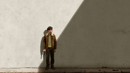 El actor Àlex Monner (Txabi Etxebarrieta) en uno de los carteles promocionales de «La línea invisible» (2020, Mariano Barroso)