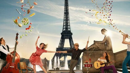 Fiesta delante de la Torre Eiffel