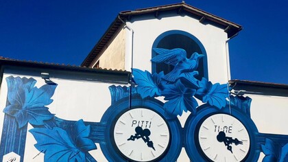 Pitti Uomo, Fortezza da Basso, Firenze, Italia. A gennaio, Pitti Uomo ha presentato le collezioni di 832 brand, di cui il 46% esteri. I compratori stranieri sono cresciuti di circa il 4% rispetto al gennaio 2023. Sono stati circa 13mila totali, di cui 4700 stranieri
