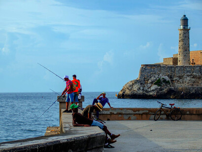 Pescadores en el Malecón de La Habana