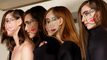 As redes sociais transformaram a moda com novas formas de marketing, tendências dinâmicas e transparência. Descubra como marcas utilizam plataformas como Instagram e TikTok para criar conexões autênticas e impacto global. Foto do artista berlinense Sebastian Bieniek, na Paris Fashion Week 2015, com o tema Doublefaced (duas caras), durante a apresentação da coleção Simon Porte Jacquemus

